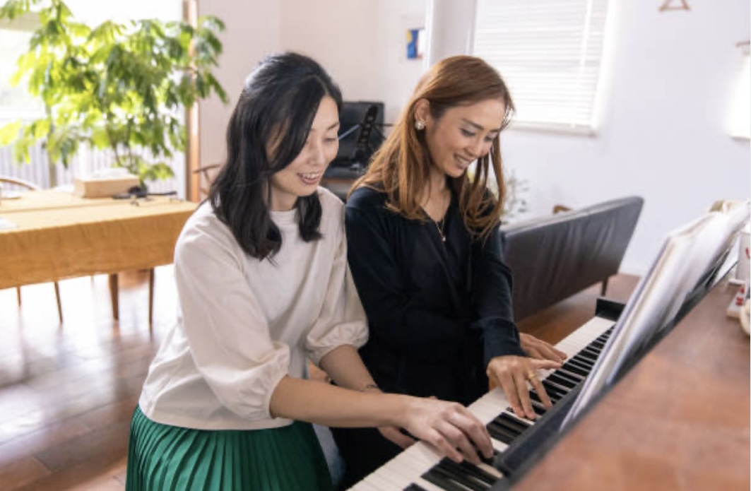 大人の連弾レッスンの様子